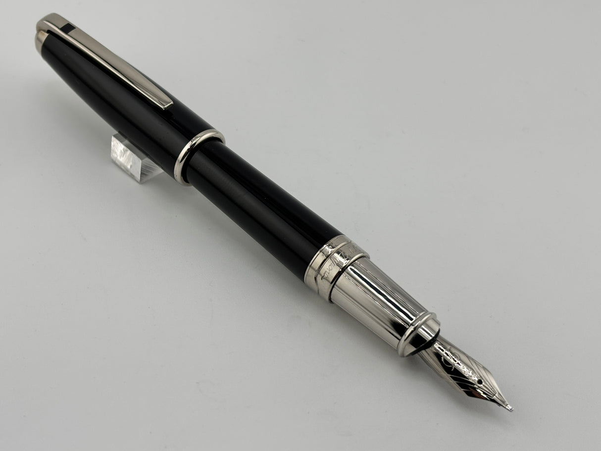 S.T. Dupont Orpheo Extra Large Black Laque de Chine Fountain Pen - Medium 18kt Gold Nib