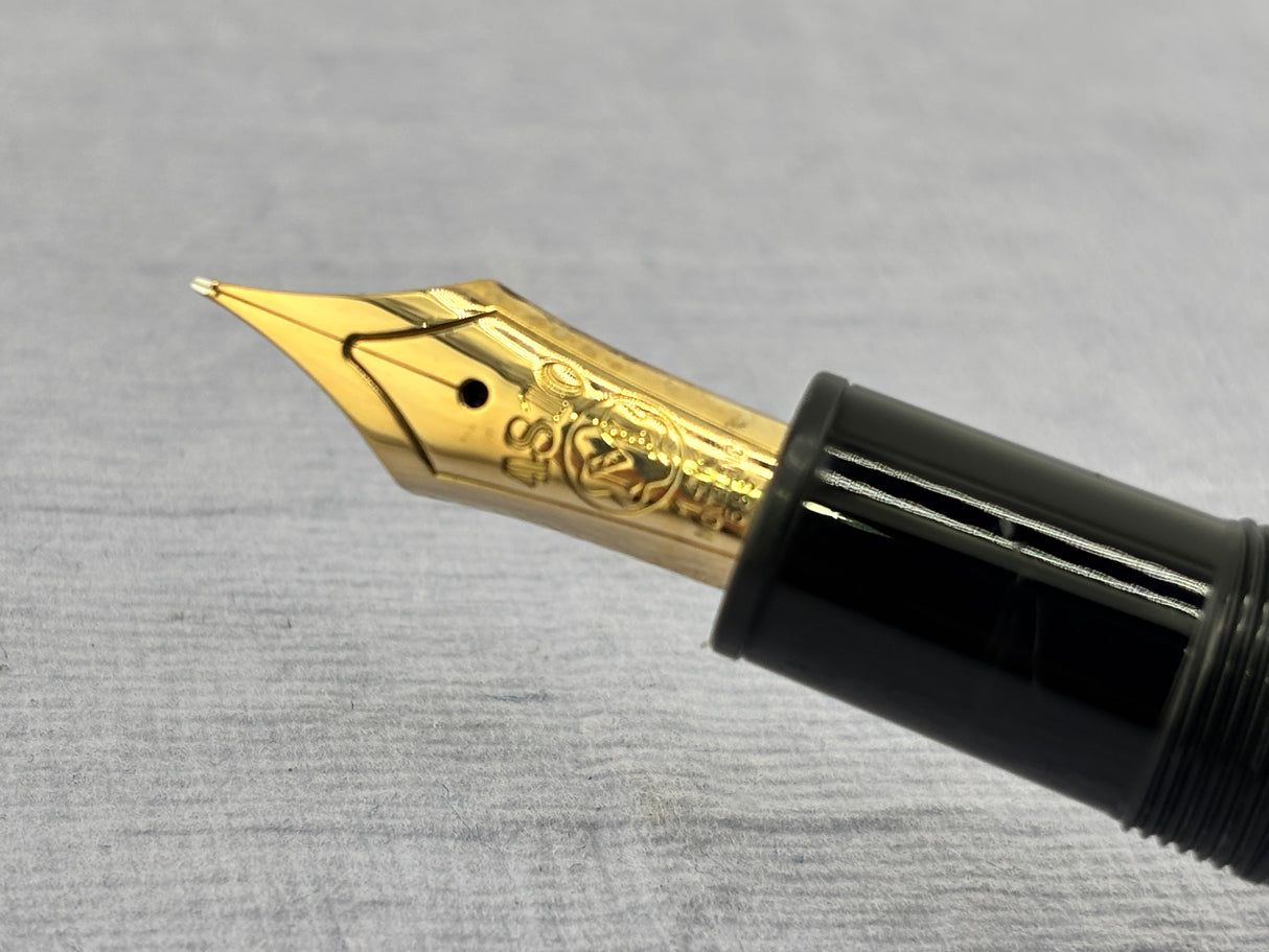 Montblanc 146 circa 1970 Excellent Medium Nib gold 14K585