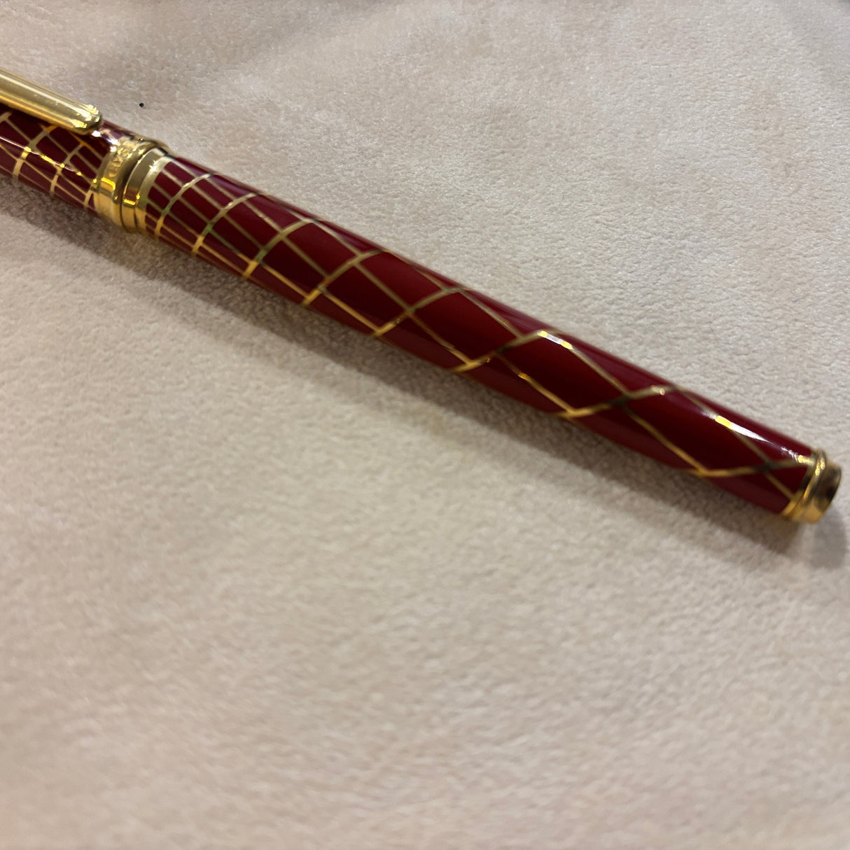 Elysee Chinese Lacquer Parthenon Trajan Rouge Fountain Pen - Fine 18kt Gold Nib