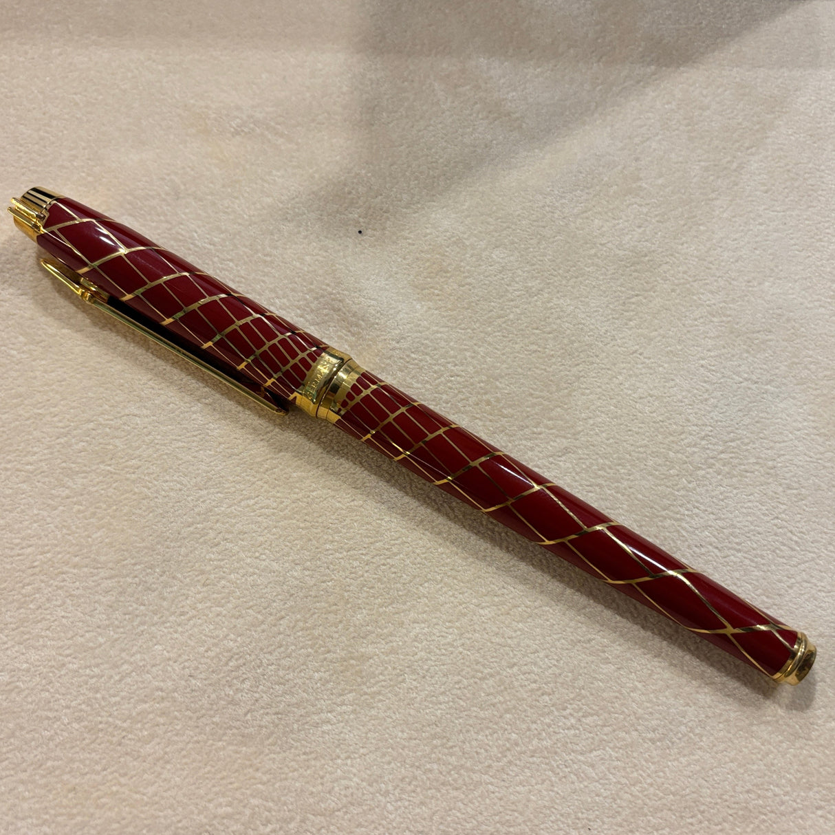 Elysee Chinese Lacquer Parthenon Trajan Rouge Fountain Pen - Fine 18kt Gold Nib