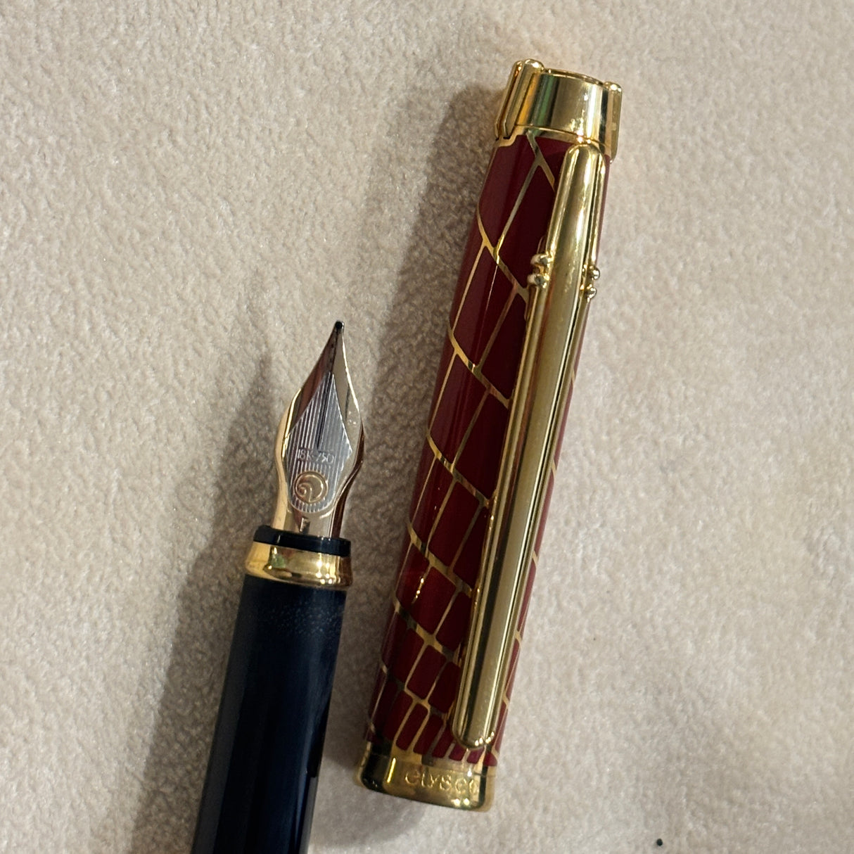 Elysee Chinese Lacquer Parthenon Trajan Rouge Fountain Pen - Fine 18kt Gold Nib
