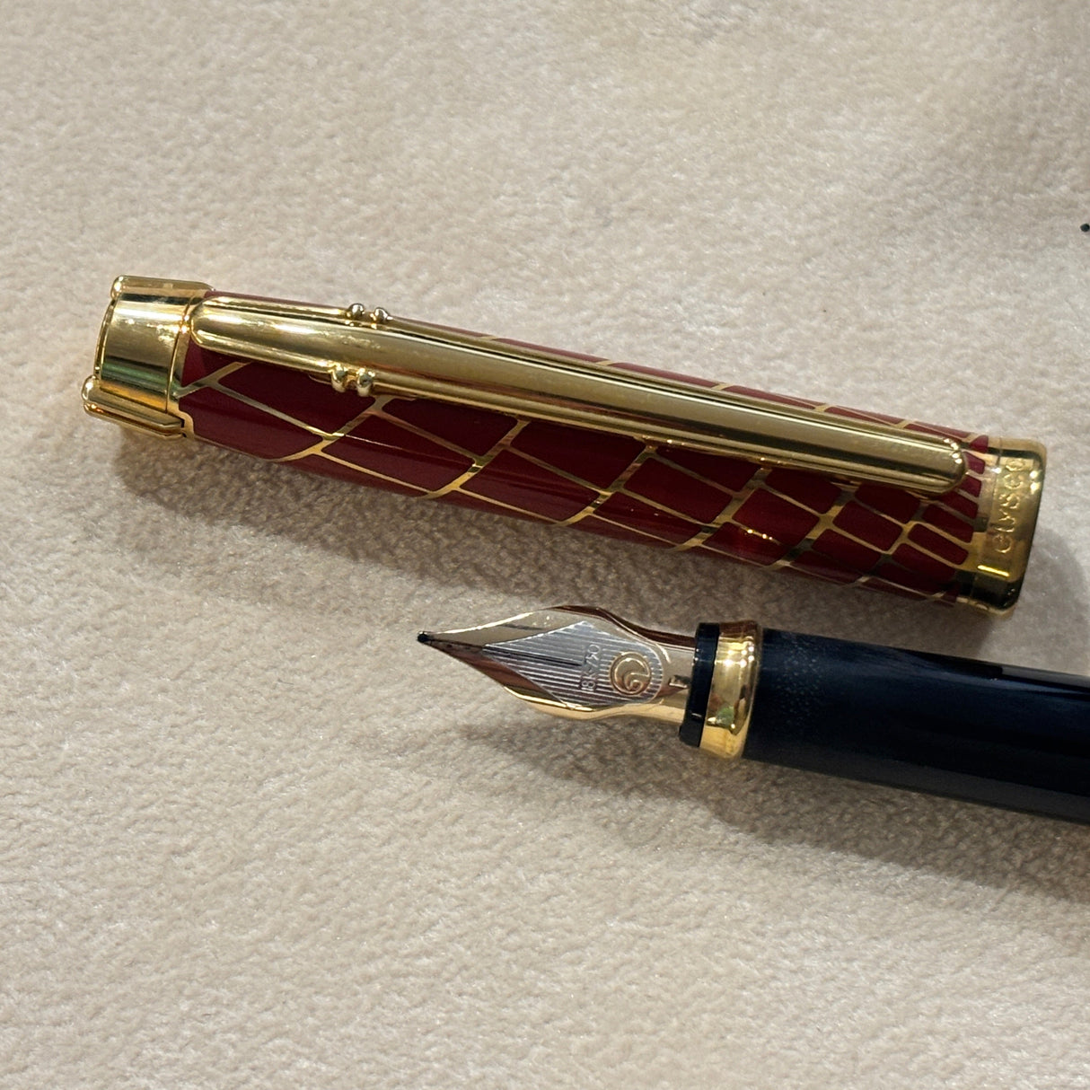 Elysee Chinese Lacquer Parthenon Trajan Rouge Fountain Pen - Fine 18kt Gold Nib