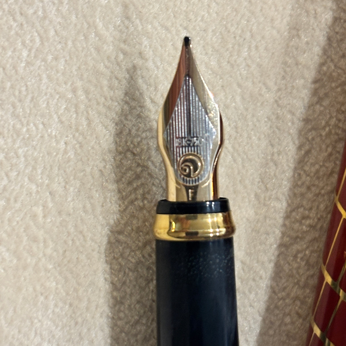 Elysee Chinese Lacquer Parthenon Trajan Rouge Fountain Pen - Fine 18kt Gold Nib
