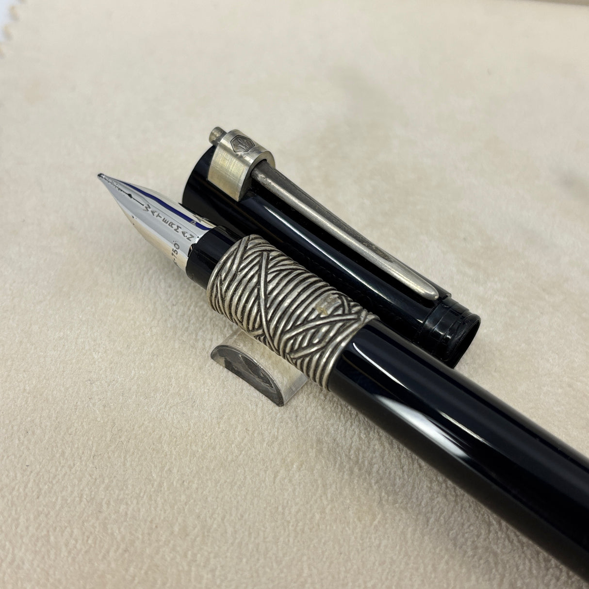 Waterman Serenite Black Fountain Pen - Broad 18kt Gold Nib