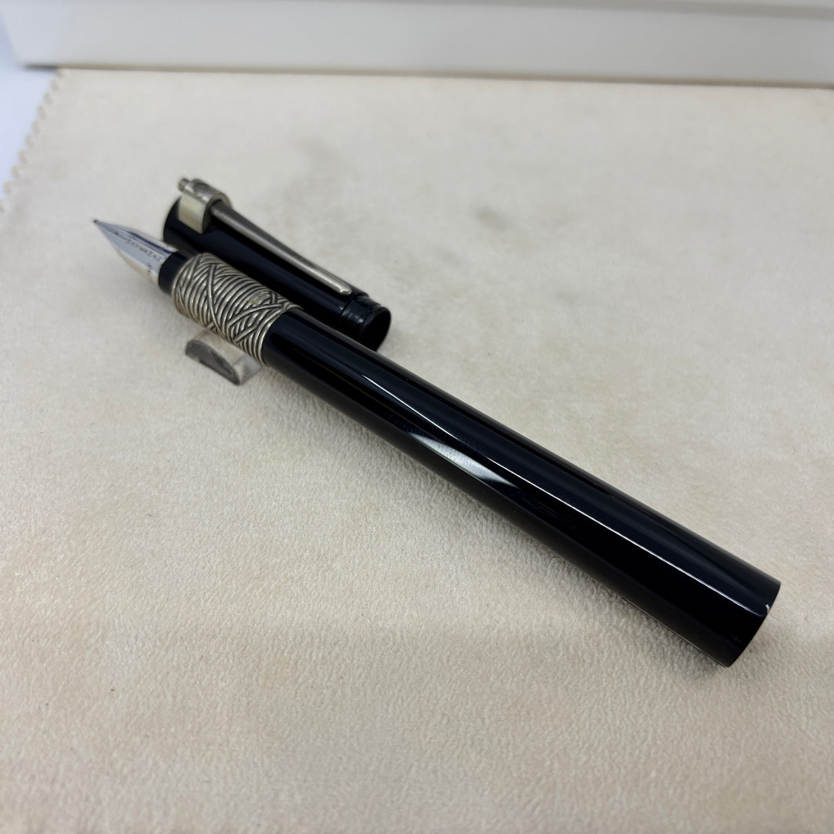 Waterman Serenite Black Fountain Pen - Broad 18kt Gold Nib