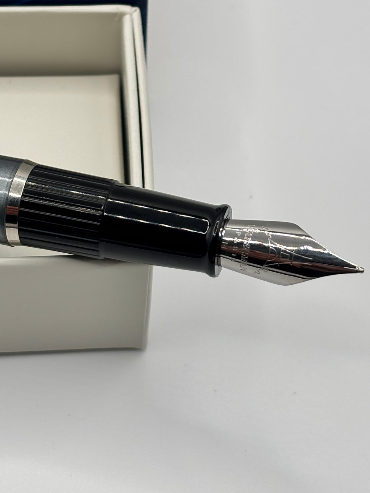 Waterman Hemisphere Chrome cap / Grey Barrel - Fountain Pen