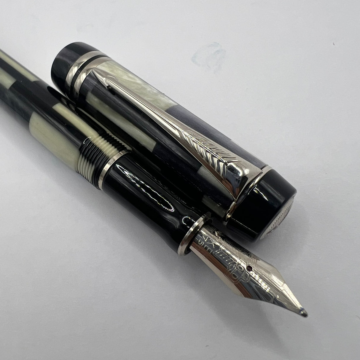 Parker Duofold Black Mosaic International Fountain Pen - Medium 18kt Gold Nib