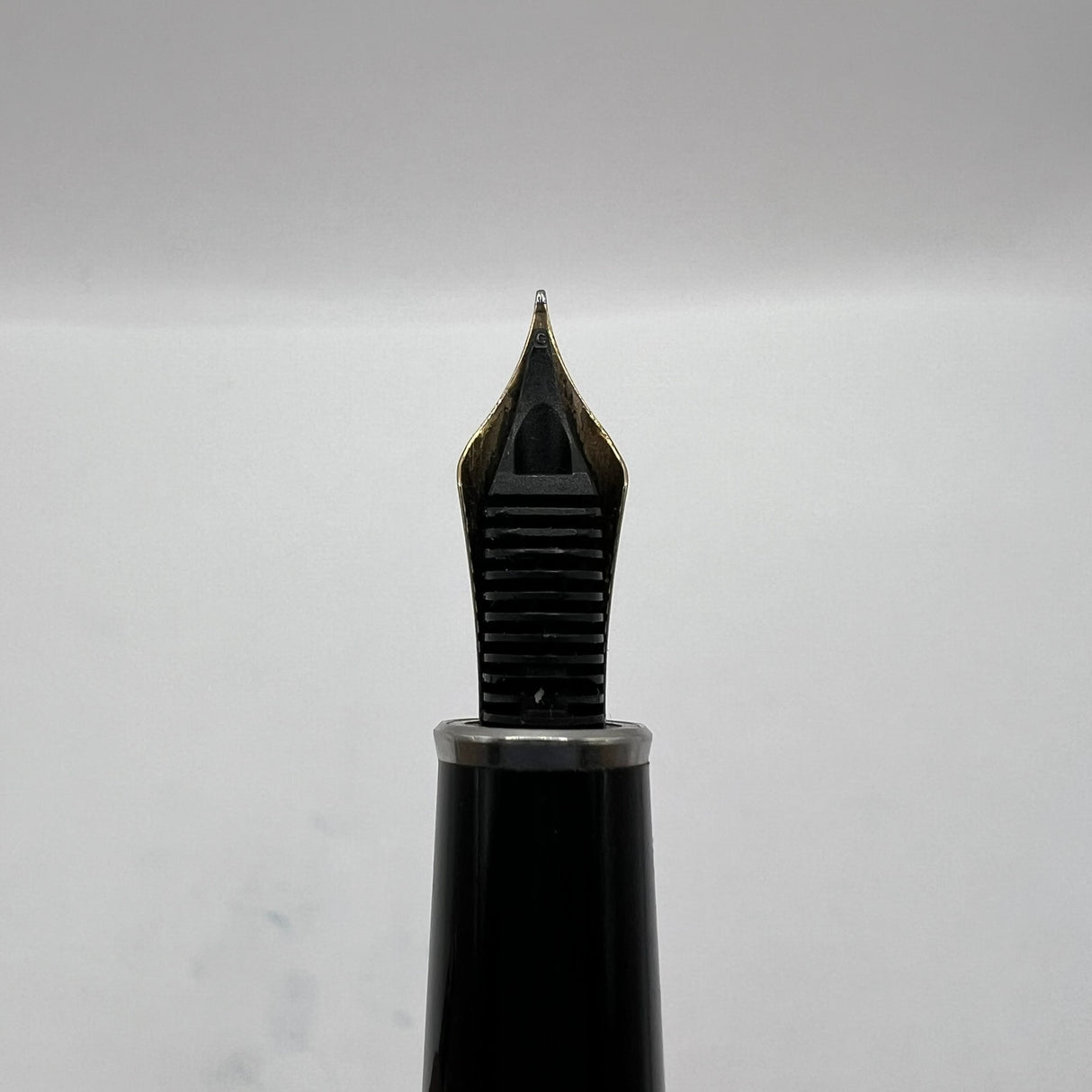 Montblanc Solitaire Ceramic Black Prisma Classique #145 Fountain Pen - Fine 14kt Gold Nib