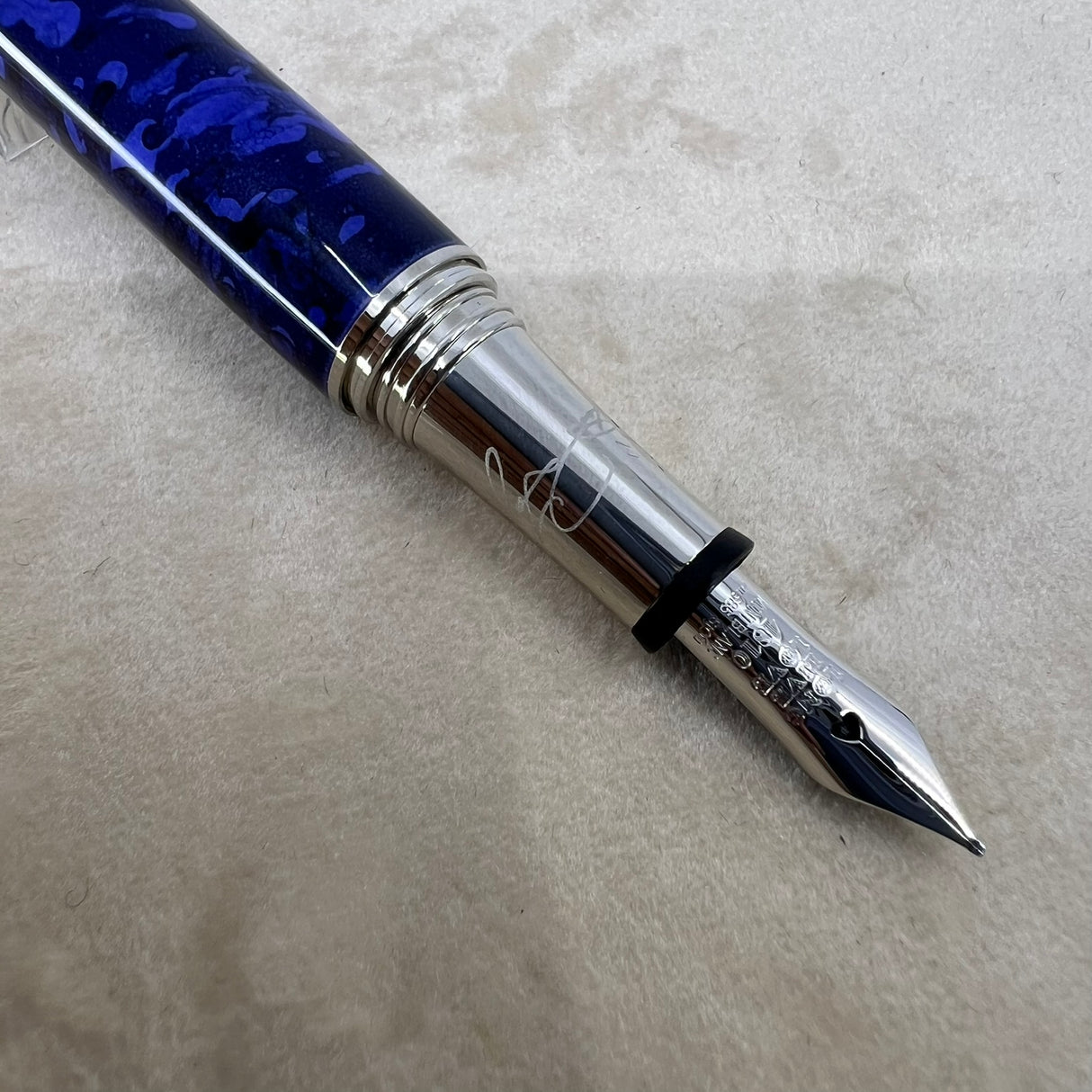 Montblanc Muses Elizabeth Taylor Special Edition Fountain Pen - Medium 14kt Gold Nib