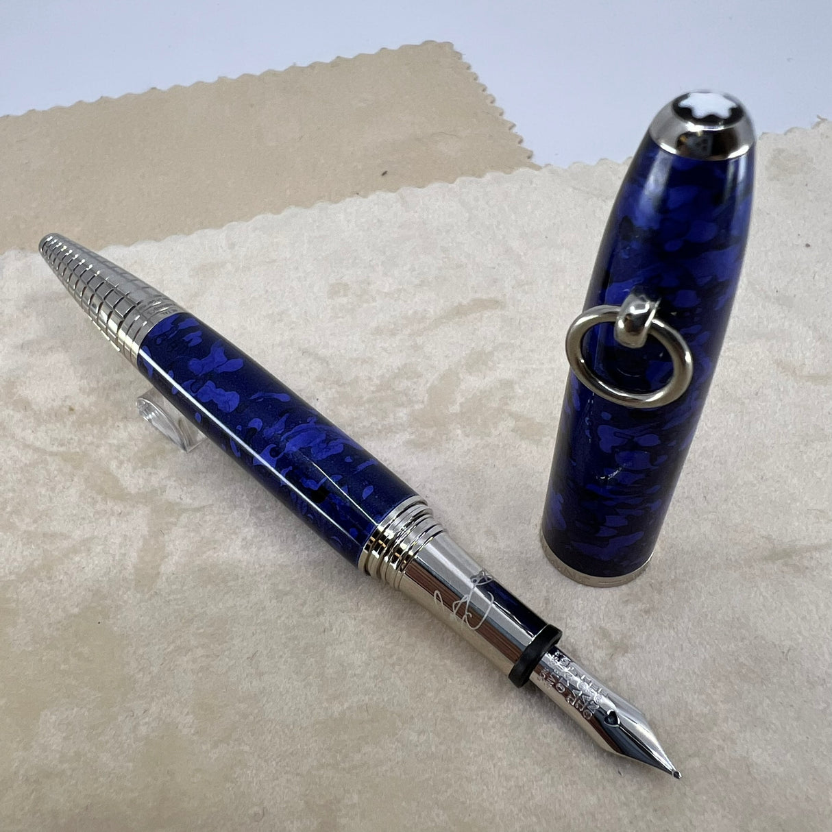 Montblanc Muses Elizabeth Taylor Special Edition Fountain Pen - Medium 14kt Gold Nib