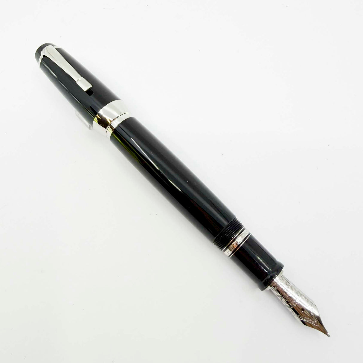 Montblanc Extra Large Boheme Retractable Fountain Pen - Made Without Stone in Clip - RARE -Medium 18kt Gold Nib