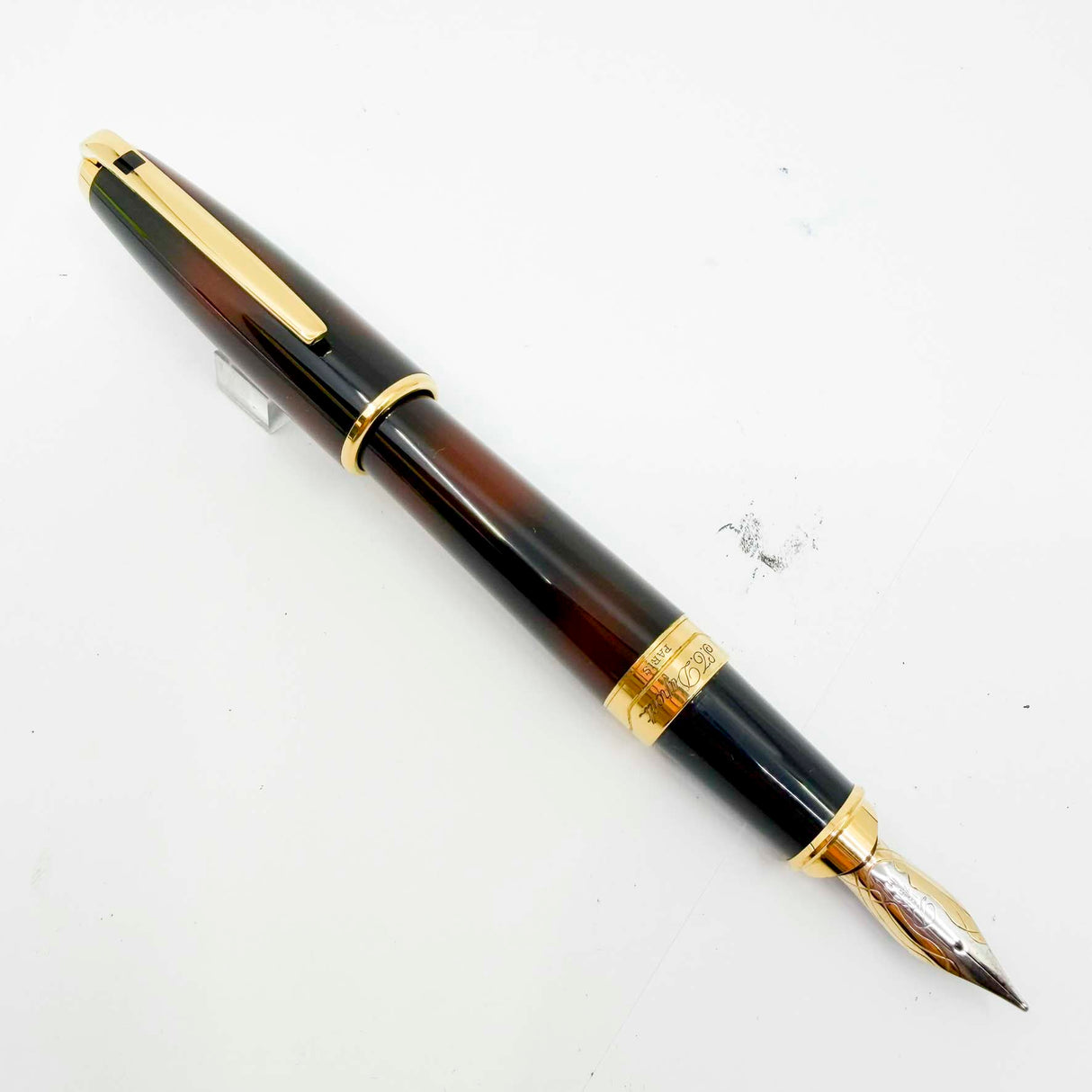 S.T. DuPont Large Orpheo Lacque Ecaille Fountain Pen - Marbled Black & Burnished Burgundy Laque - Medium 18kt Gold Nib