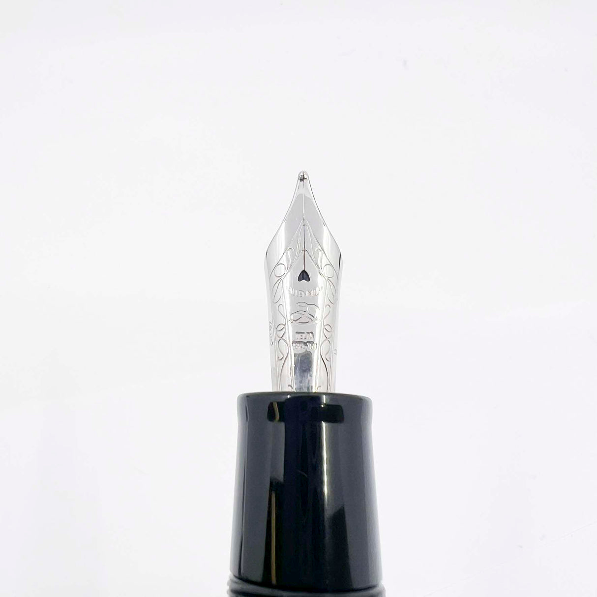 Delta Original DolceVita Mid-Size, .925 Sterling Silver Trim Fountain Pen - Broad 18kt Gold Nib