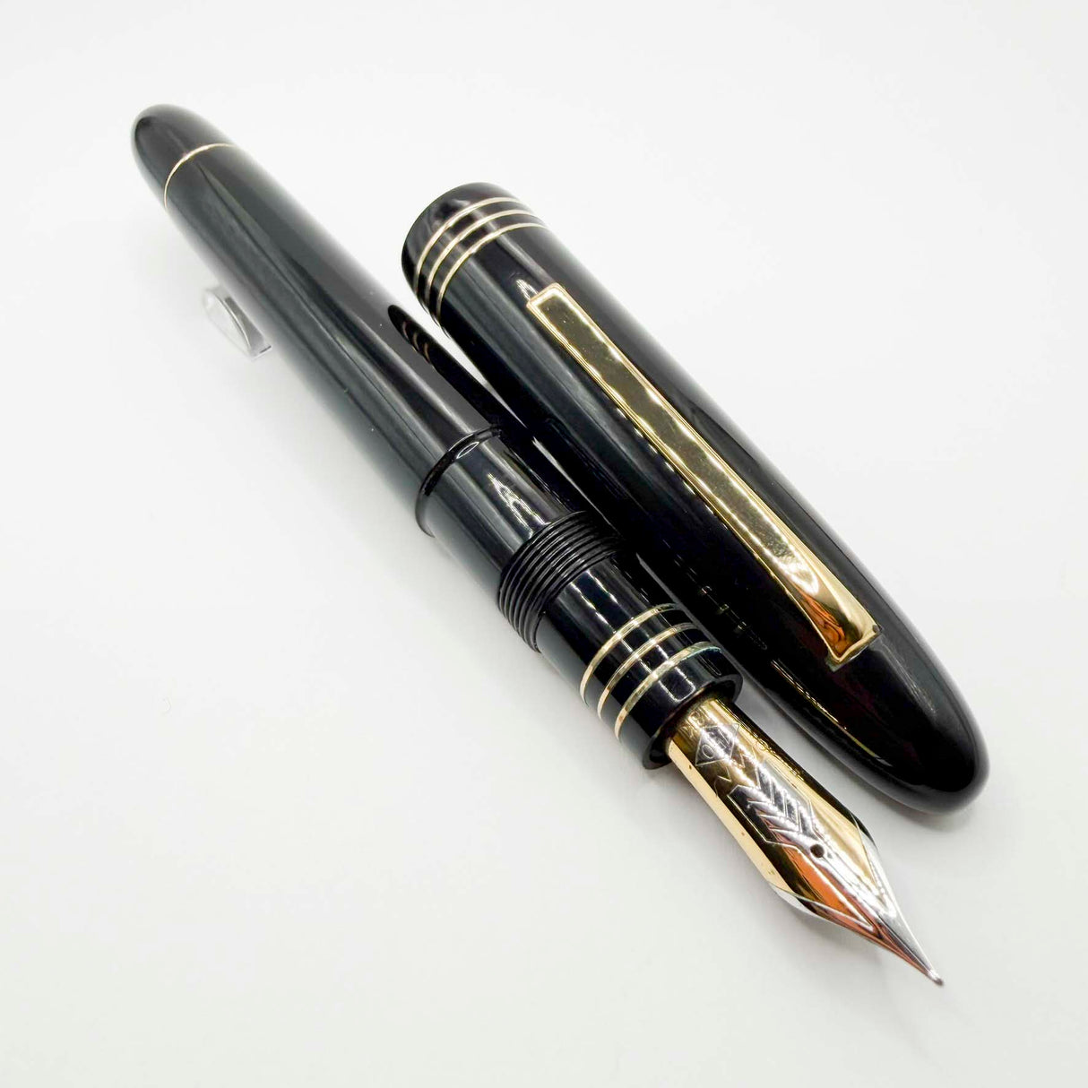 OMAS Ogiva Museum of Modern Art New York Black Fountain Pen - Fine 18kt Gold Nib
