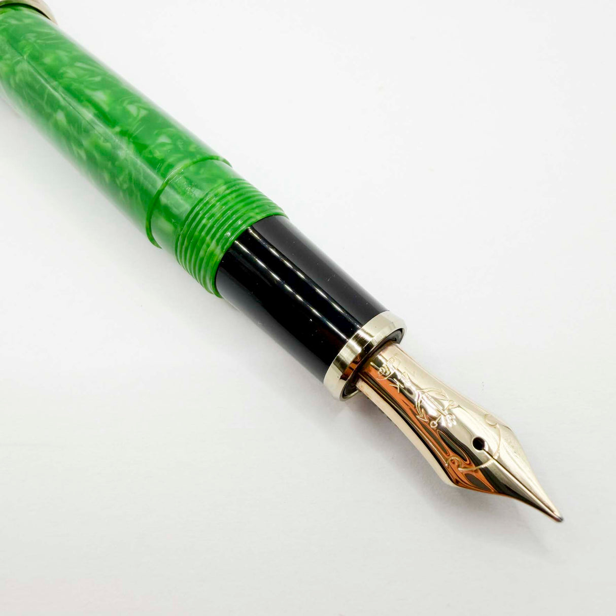 Sailor Magellan Marbled Green Jade Fountain Pen - Broad 14kt Gold Nib