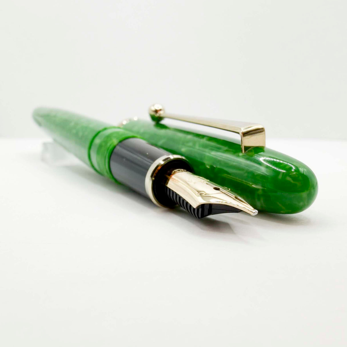 Sailor Magellan Marbled Green Jade Fountain Pen - Broad 14kt Gold Nib