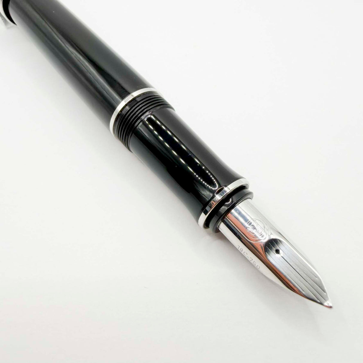 Pelikan P3100 Ductus Fountain Pen - Fine 18kt Gold Nib