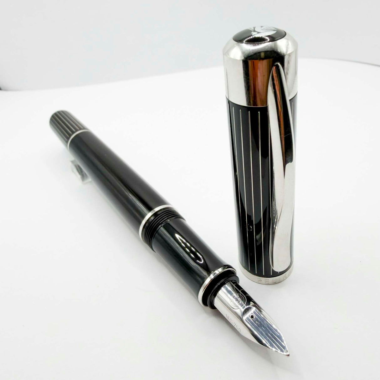 Pelikan P3100 Ductus Fountain Pen - Fine 18kt Gold Nib