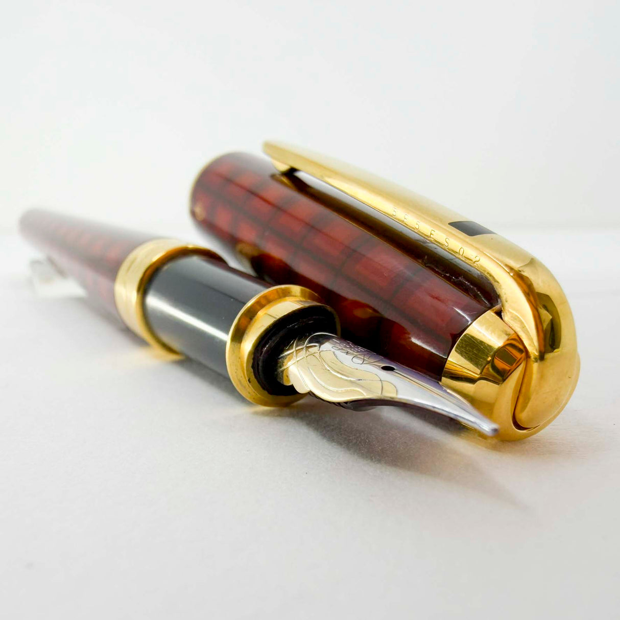 S.T. DuPont Orpheo Vertigo Laque de Chine Fountain Pen - Fine 18kt Gold Nib