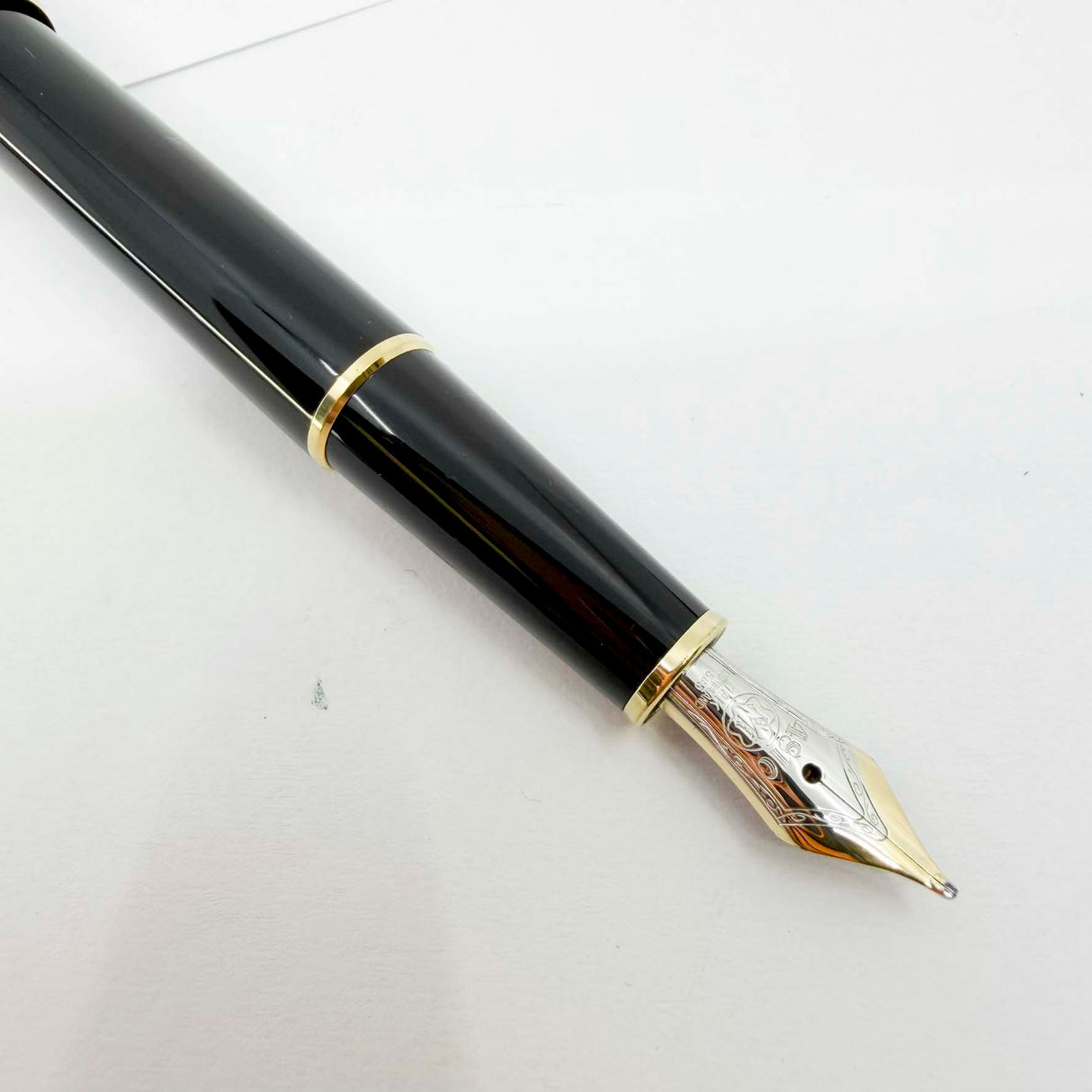 Montblanc Classique #144 Black Resin Fountain Pen - Medium 14kt Gold Nib