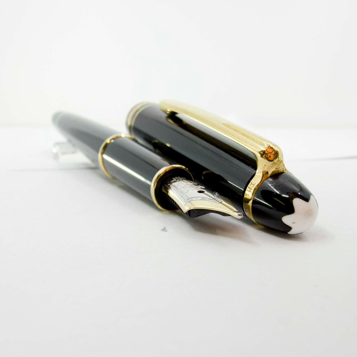 Montblanc Classique #144 Black Resin Fountain Pen - Medium 14kt Gold Nib