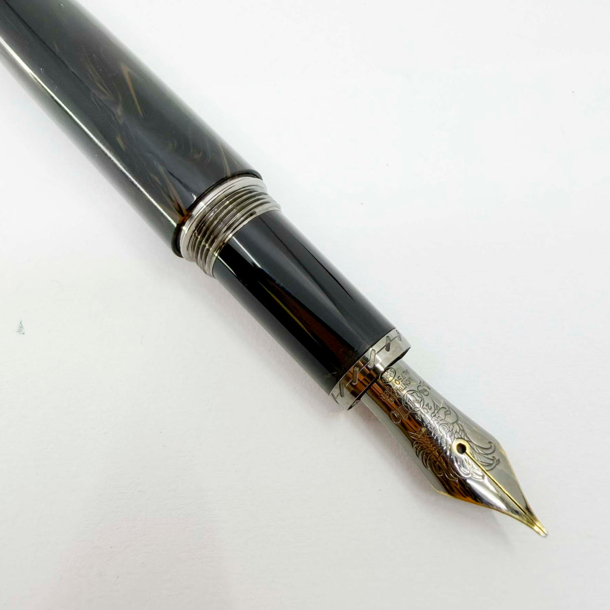 Montblanc Daniel Defoe Writer Series Limited Edition Fountain Pen - Fine 18kt Gold Nib
