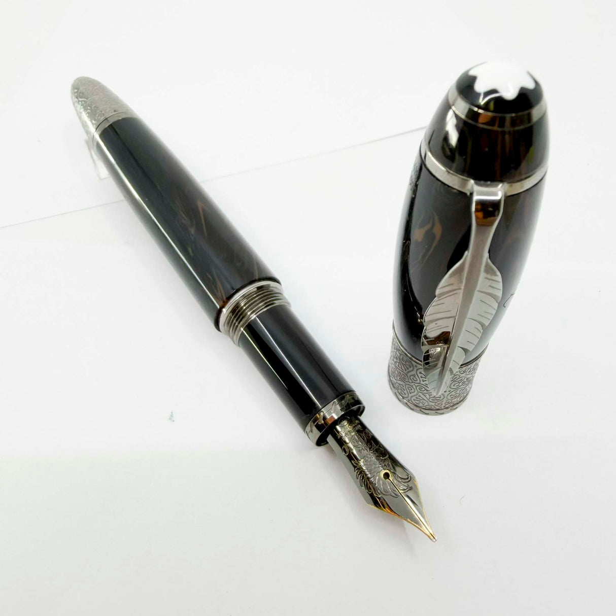 Montblanc Daniel Defoe Writer Series Limited Edition Fountain Pen - Fine 18kt Gold Nib