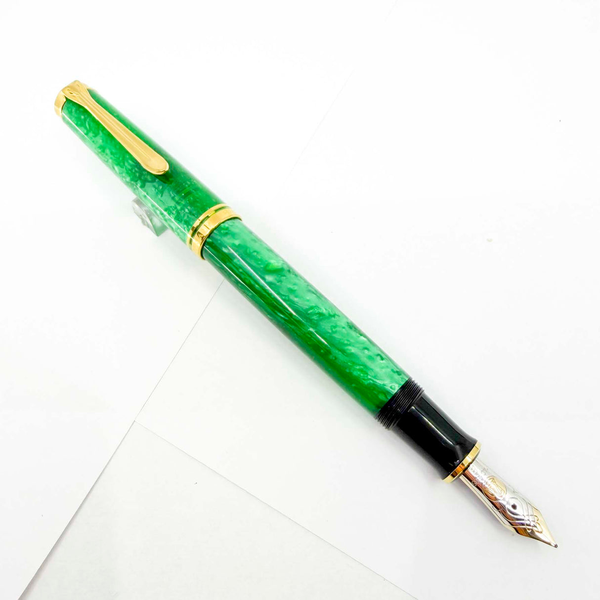Pelikan Souveran M600 Marbled Vibrant Green Special Edition Fountain Pen - Broad 14kt Gold Nib