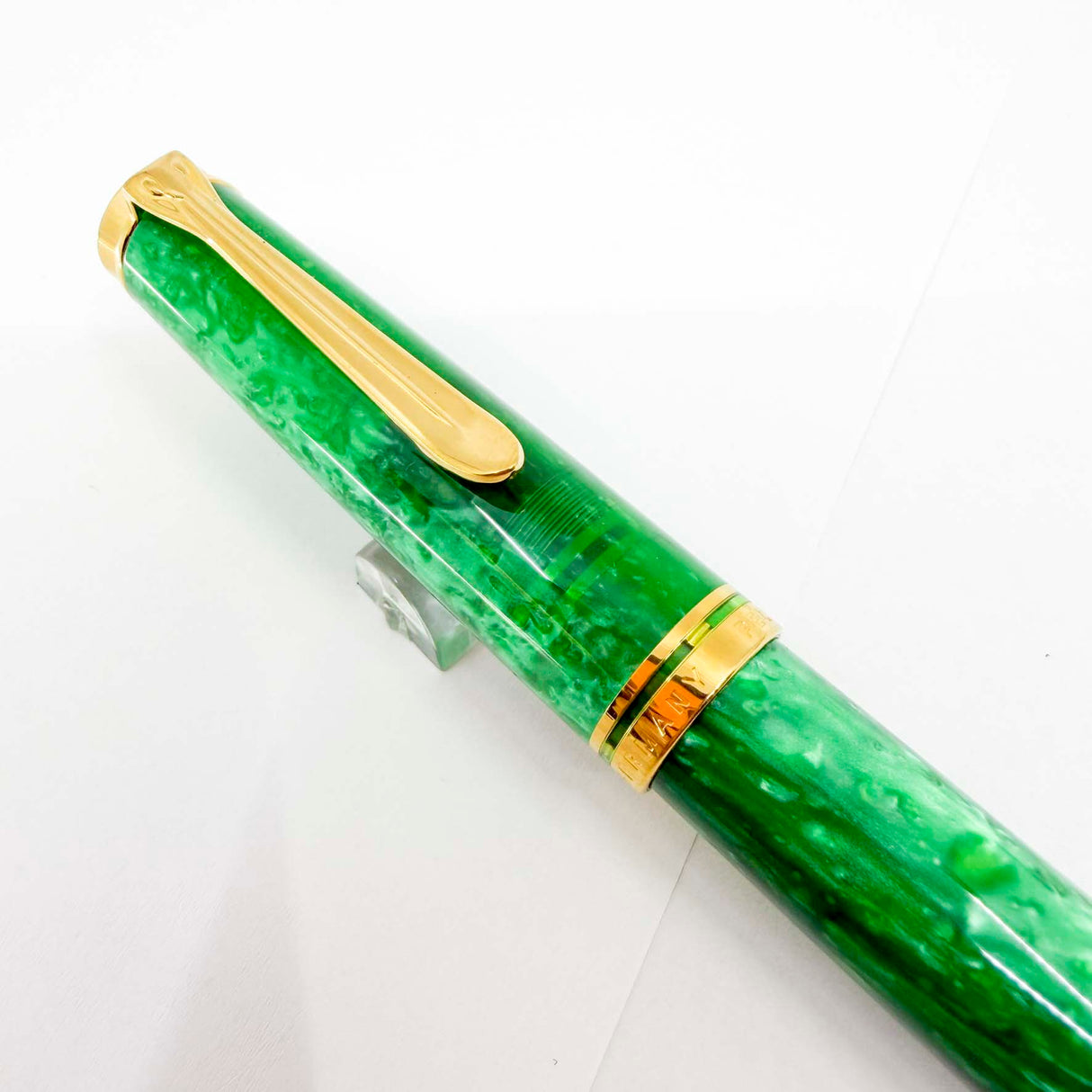Pelikan Souveran M600 Marbled Vibrant Green Special Edition Fountain Pen - Broad 14kt Gold Nib