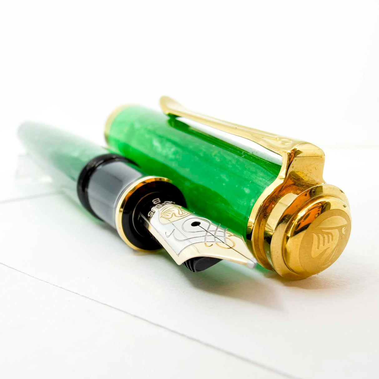 Pelikan Souveran M600 Marbled Vibrant Green Special Edition Fountain Pen - Broad 14kt Gold Nib