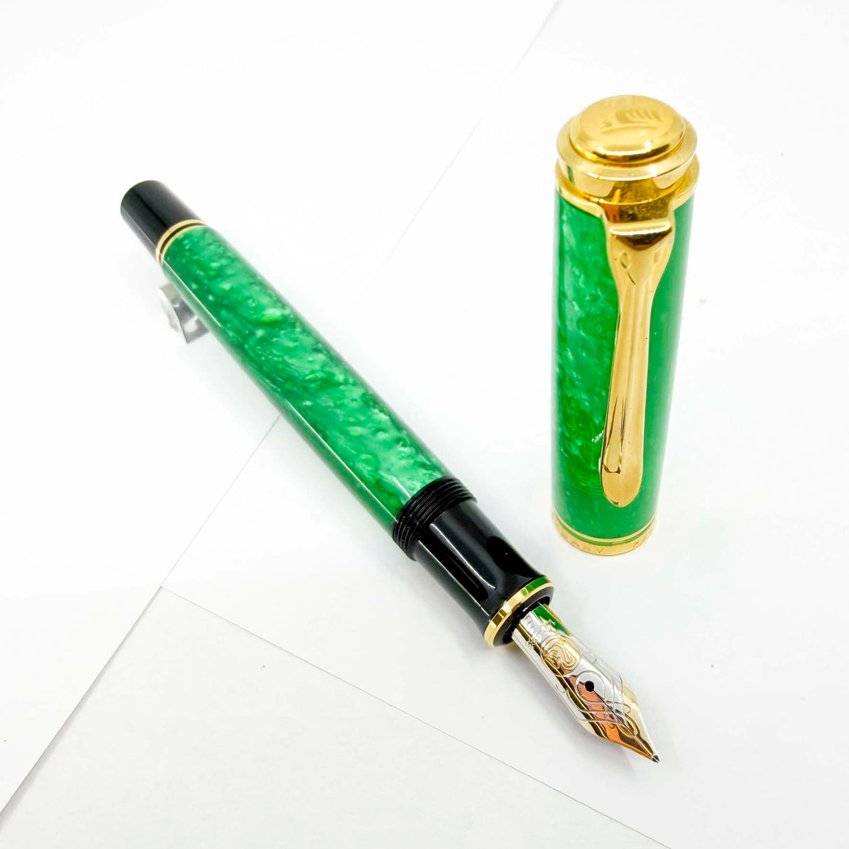 Pelikan Souveran M600 Marbled Vibrant Green Special Edition Fountain Pen - Broad 14kt Gold Nib