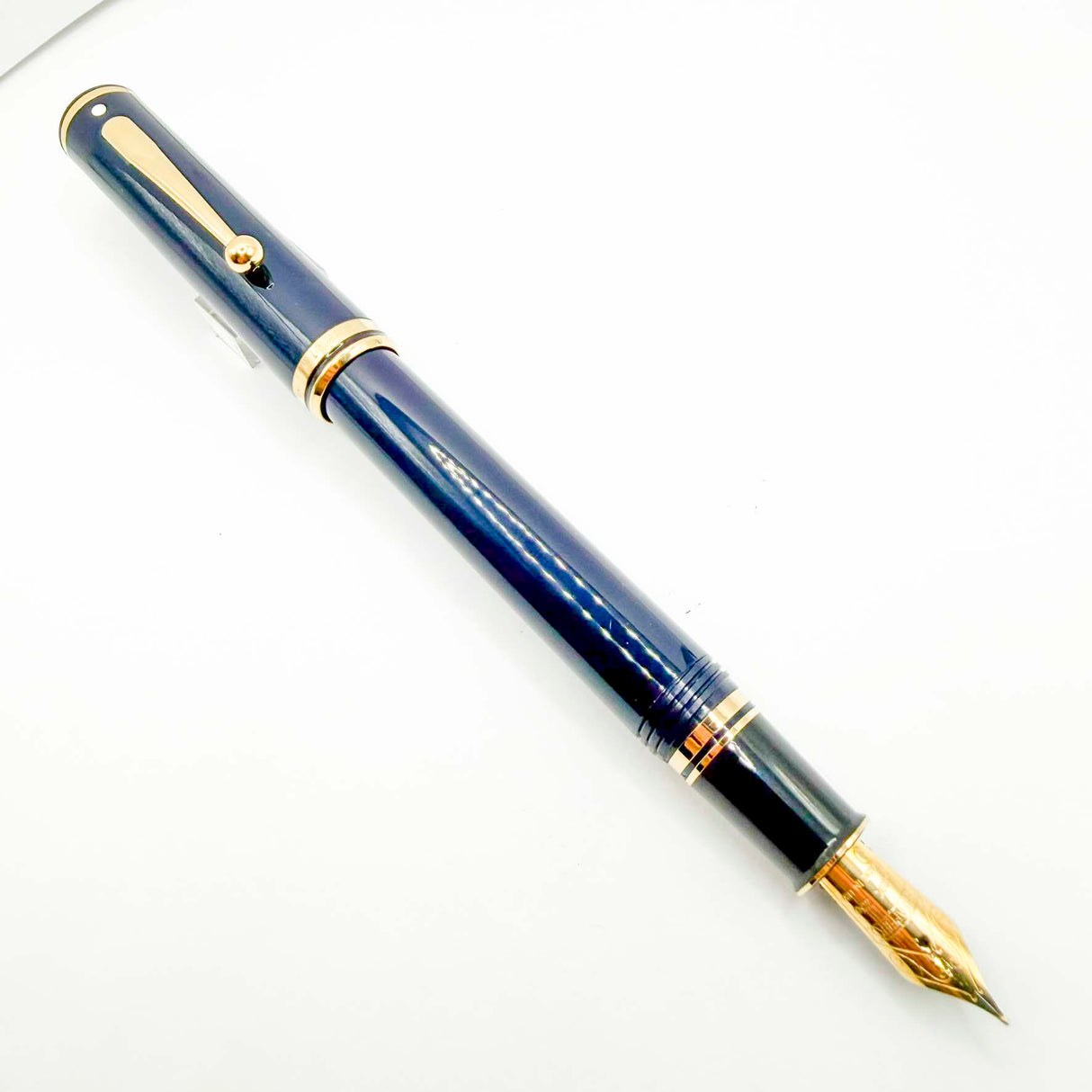 Sheaffer Solid Blue Connaisseur Fountain Pen - Medium 18kt Gold Nib