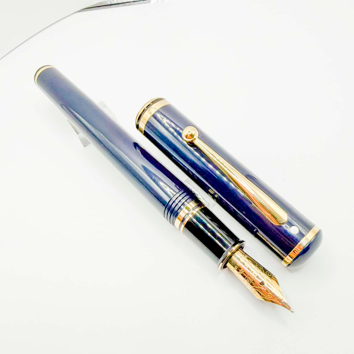 Sheaffer Solid Blue Connaisseur Fountain Pen - Medium 18kt Gold Nib