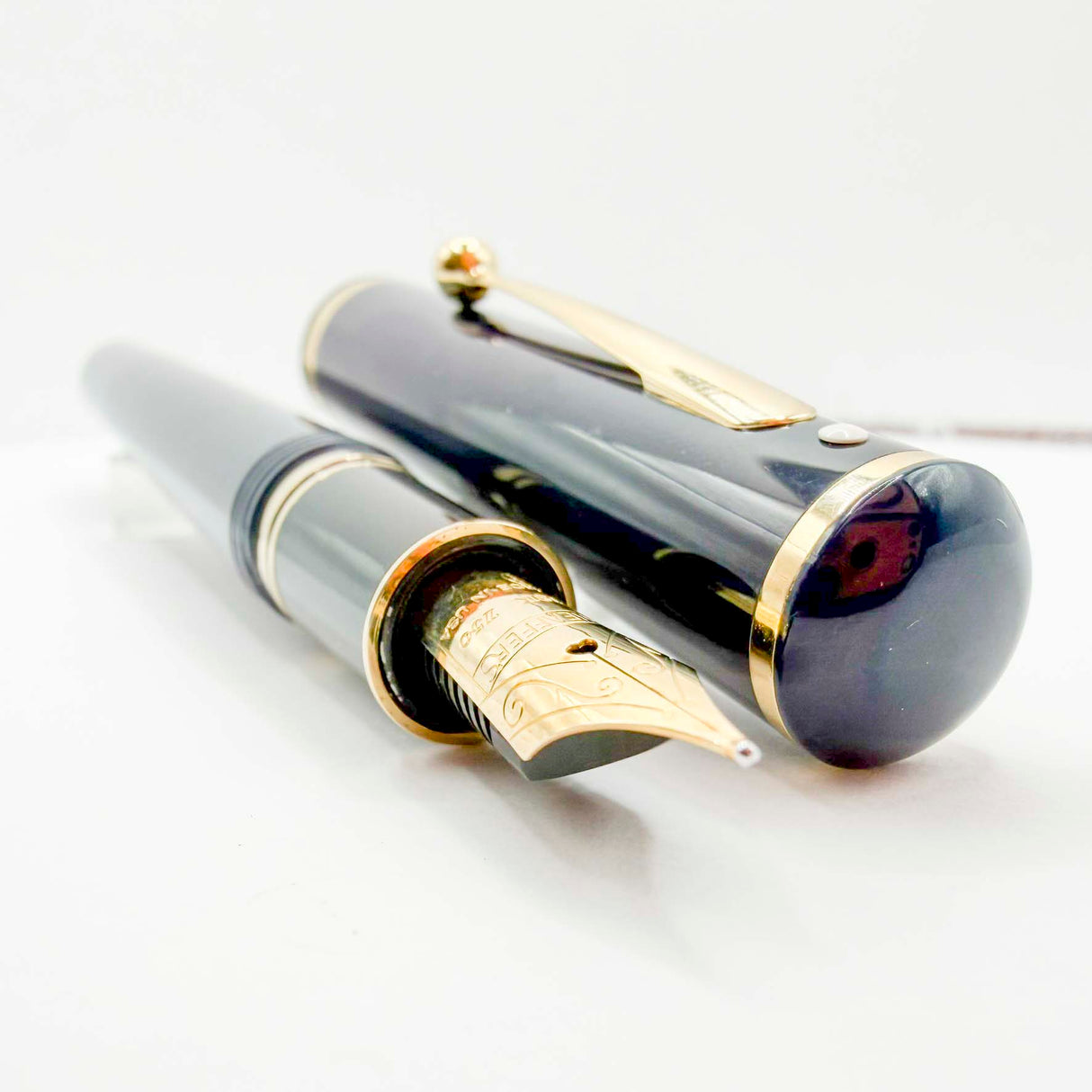 Sheaffer Solid Blue Connaisseur Fountain Pen - Medium 18kt Gold Nib
