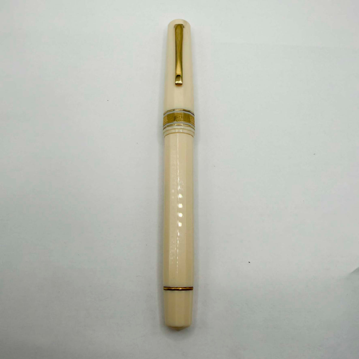 OMAS Ivory Vegetal Resin Bibliotheque Nationale Fountain Pen - Medium 18kt Gold Nib