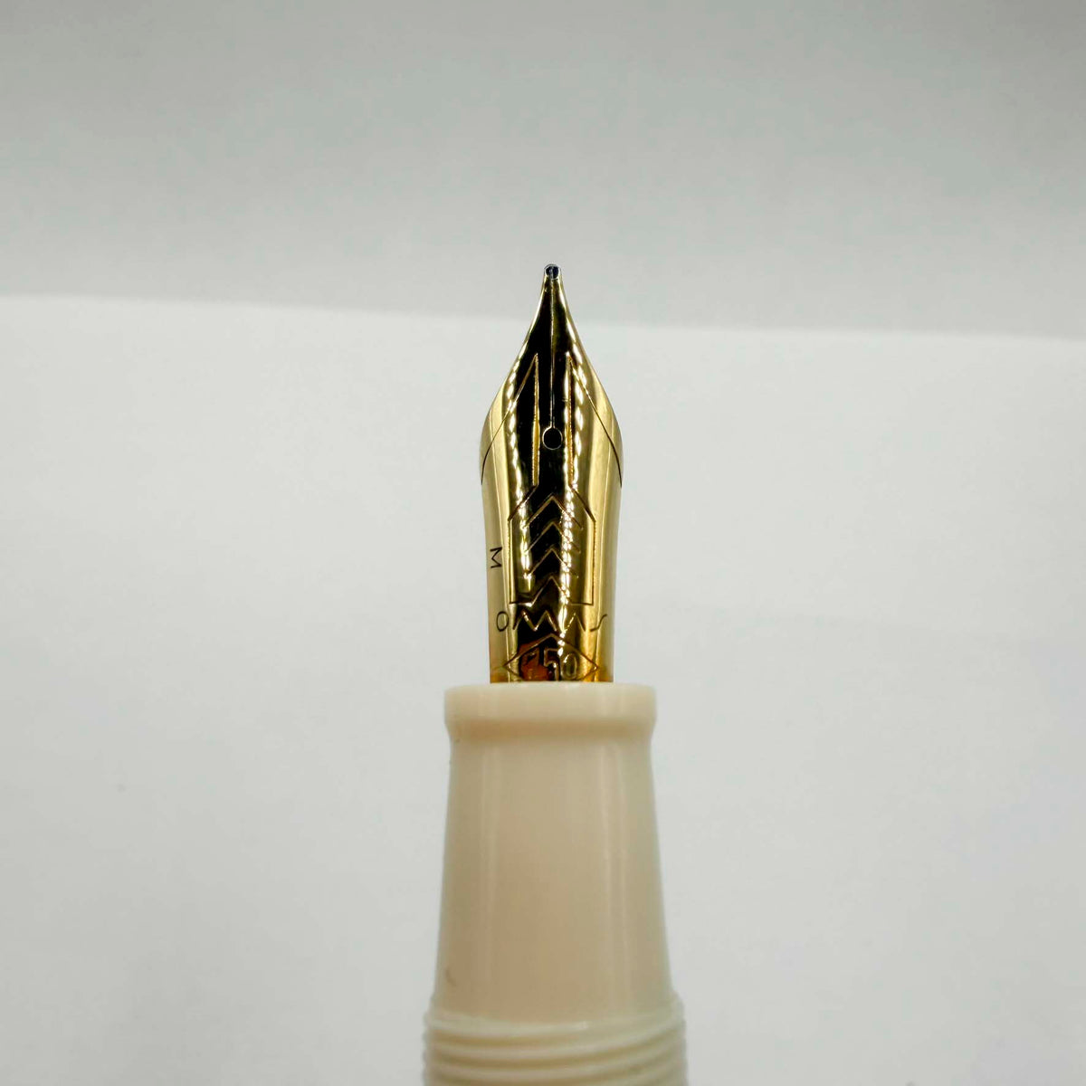 OMAS Ivory Vegetal Resin Bibliotheque Nationale Fountain Pen - Medium 18kt Gold Nib