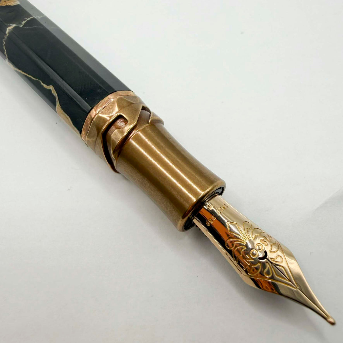 Visconti Medici il Magnifico Portoro Black Marble Limited Edition Fountain Pen - Broad 18kt Gold Nib