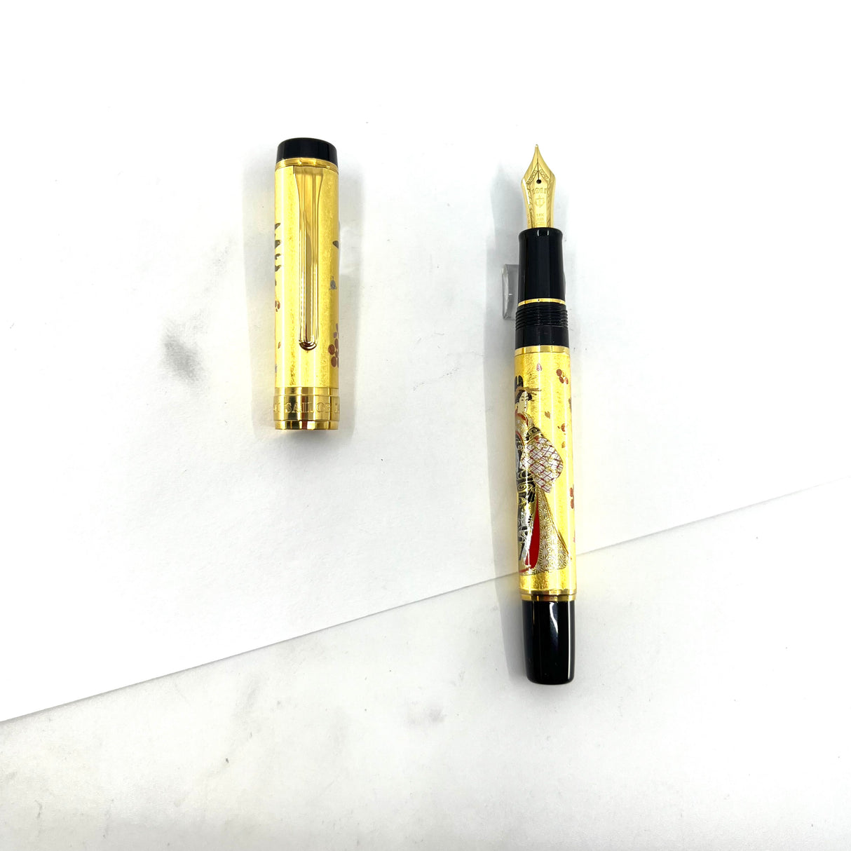 Sailor Kin Rei Maki-e Gold Leaf Courtesan/Geisha Fountain Pen - Medium 14kt Gold Nib