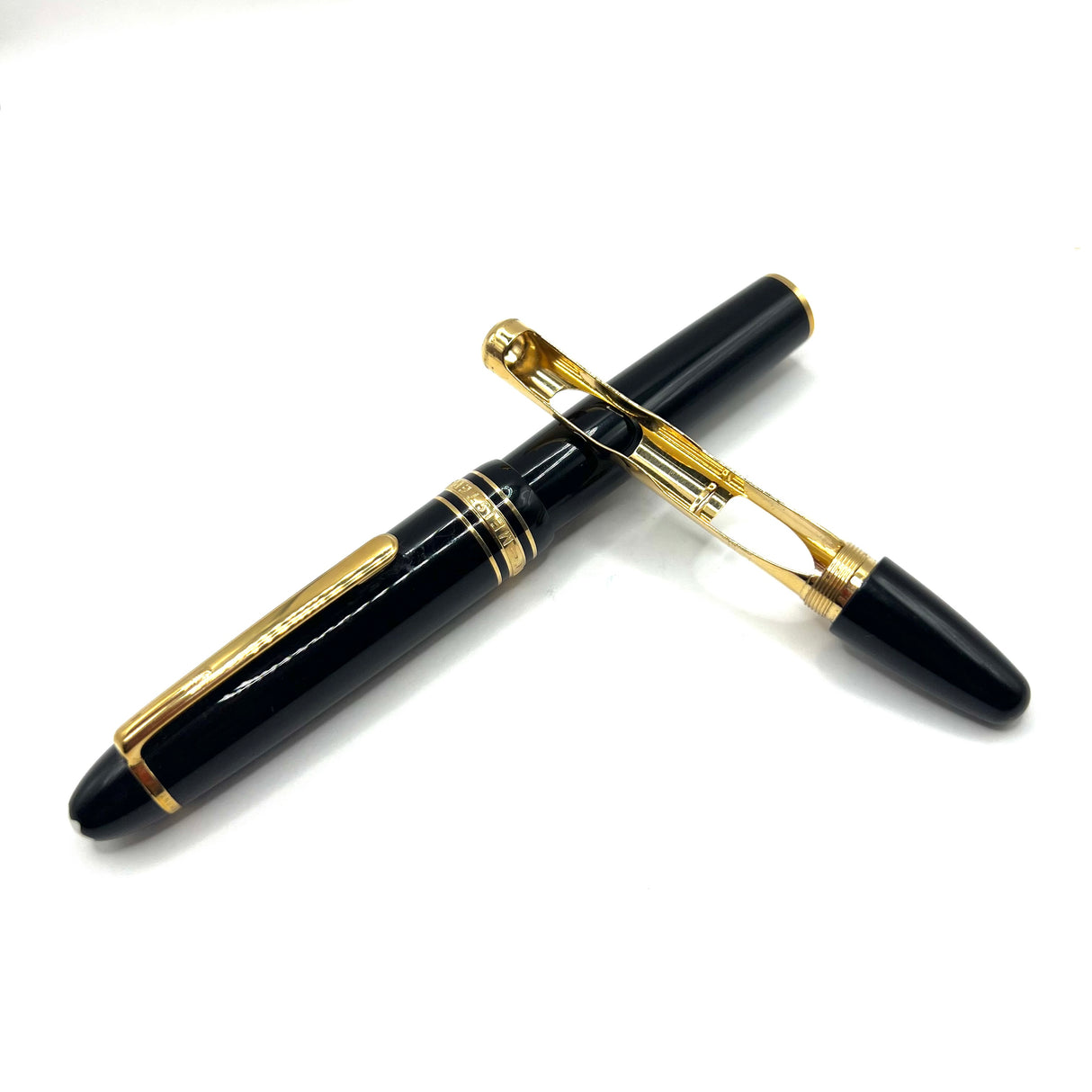 Montblanc #147 Traveler Black Resin LeGrand Meisterstuck Fountain Pen -  Broad Oblique (Profile of Left Foot) 18kt Gold Nib