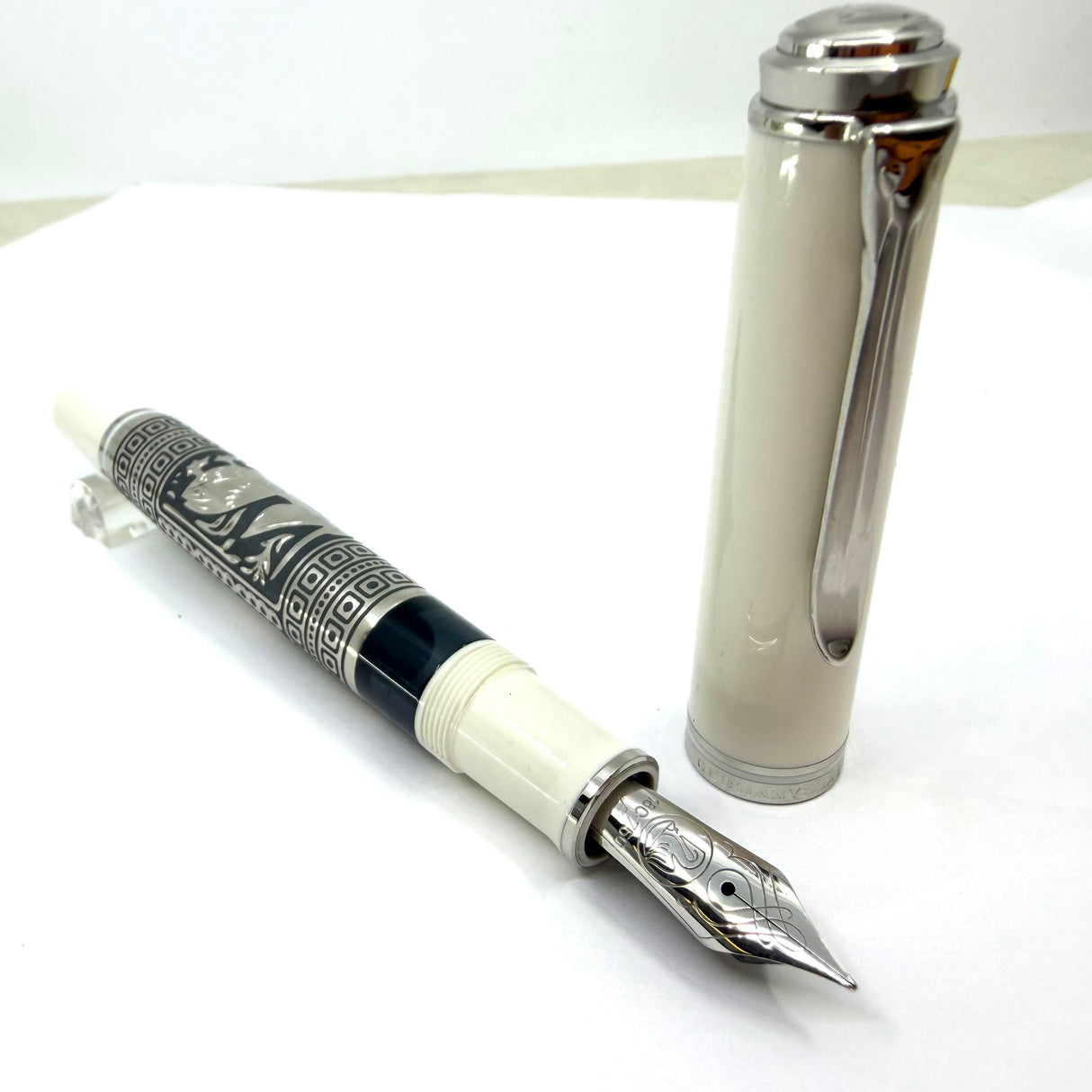 Pelikan M910 White Toledo  Fountain Pen - Fine 18kt Gold Nib