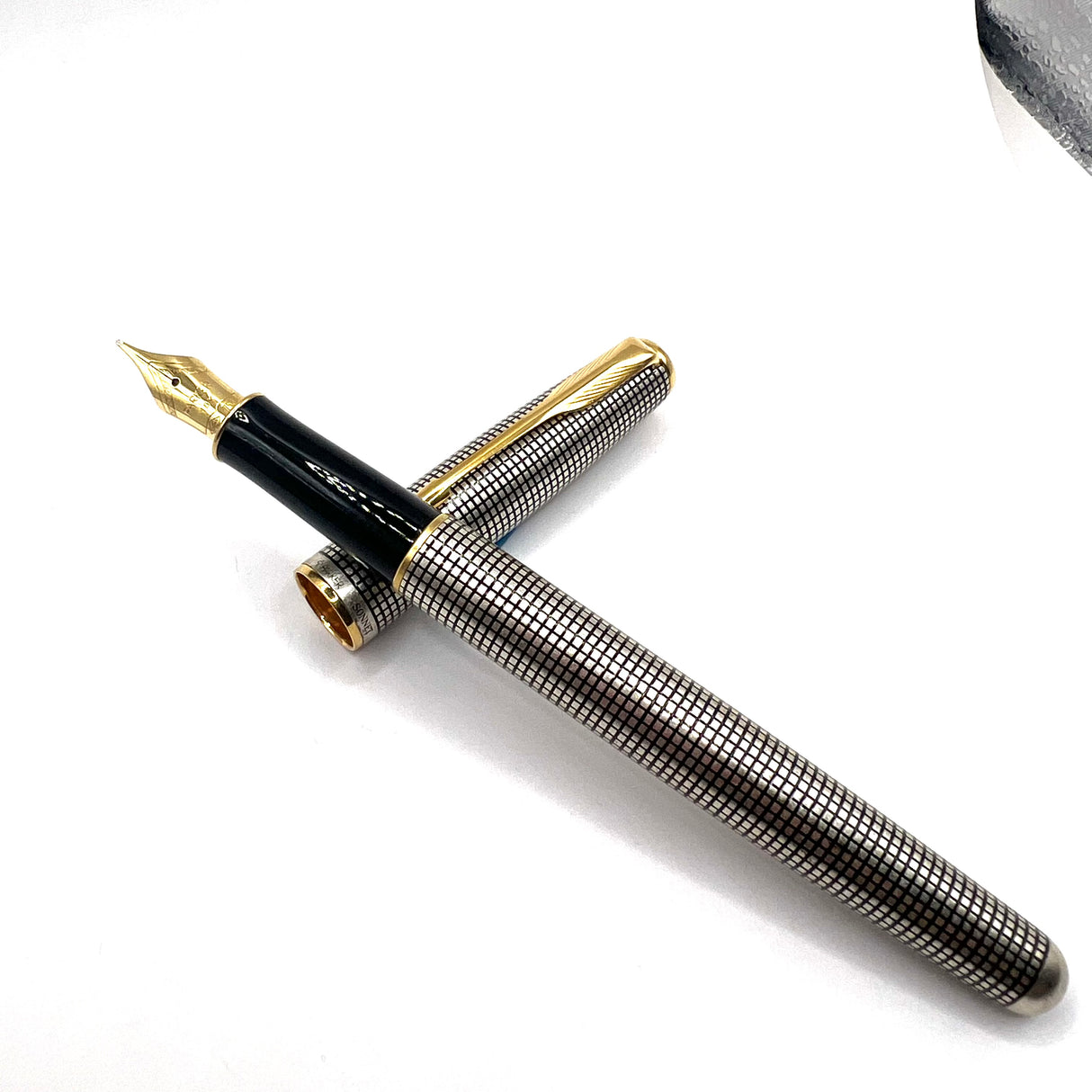 Parker Sonnet Sterling Silver Cisele Cross Hatch Fountain Pen -  Medium 18kt Gold Nib