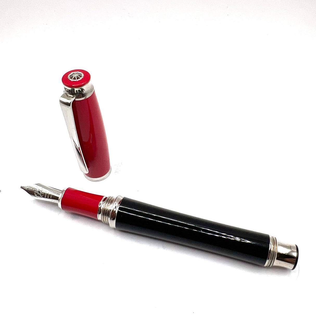 Signum (Italy) Red & Black Fountain Pen  - Broad 18kt Gold Nib