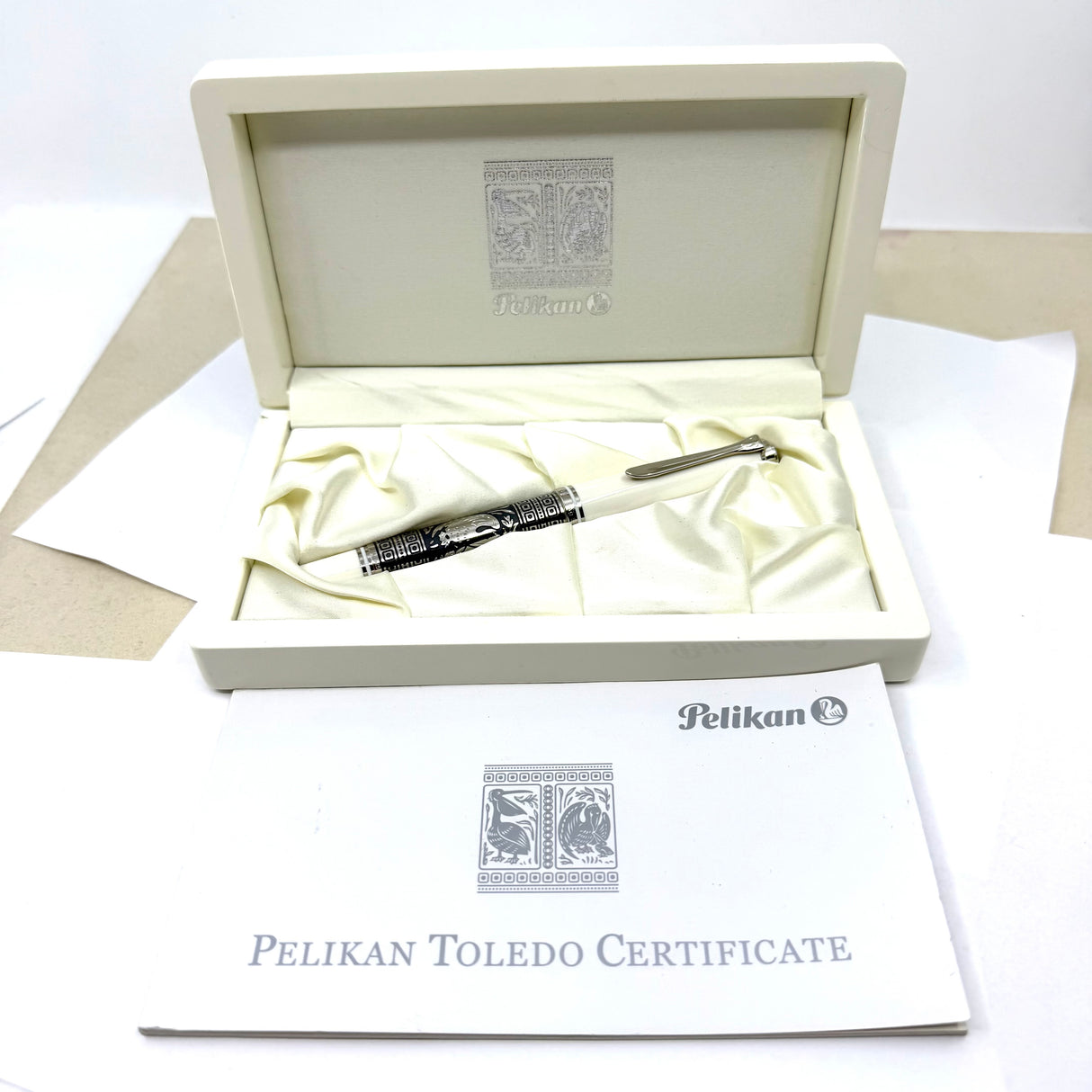 Pelikan M910 White Toledo  Fountain Pen - Fine 18kt Gold Nib