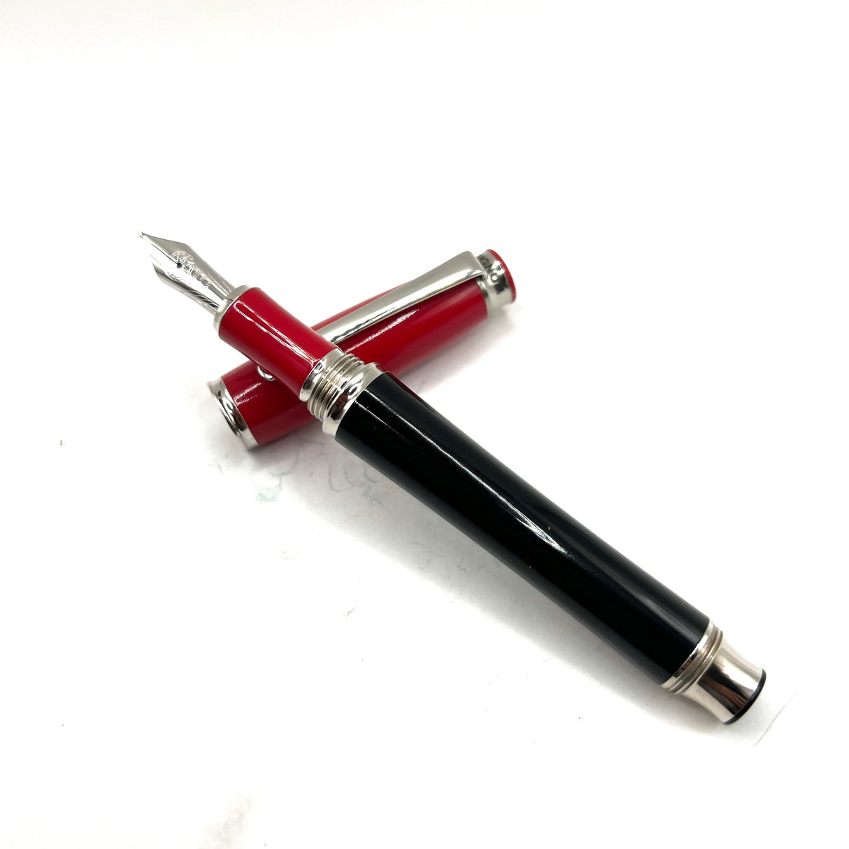 Signum (Italy) Red & Black Fountain Pen  - Broad 18kt Gold Nib