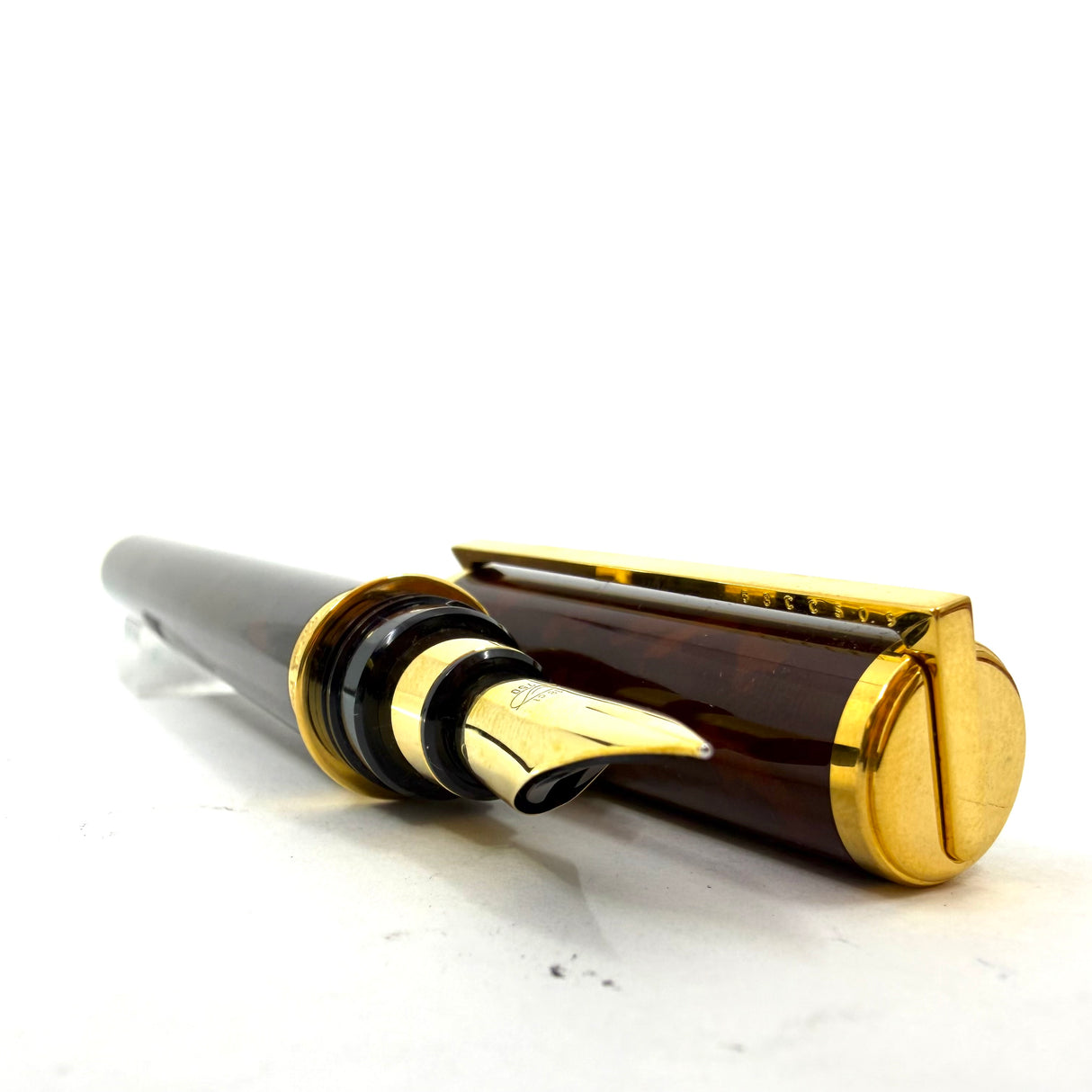 S. T. Dupont  Montparnasse Chairman  (Largest) Tortoiseshell Laque de Chine Fountain Pen - Fine 18kt Gold Nib - Rarely Found in MINT Condition!