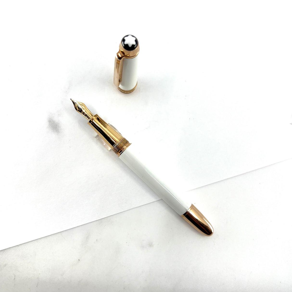 Montblanc Meisterstuck White Solitaire #145 Classique Fountain  Pen - Fine 18kt Gold Nib