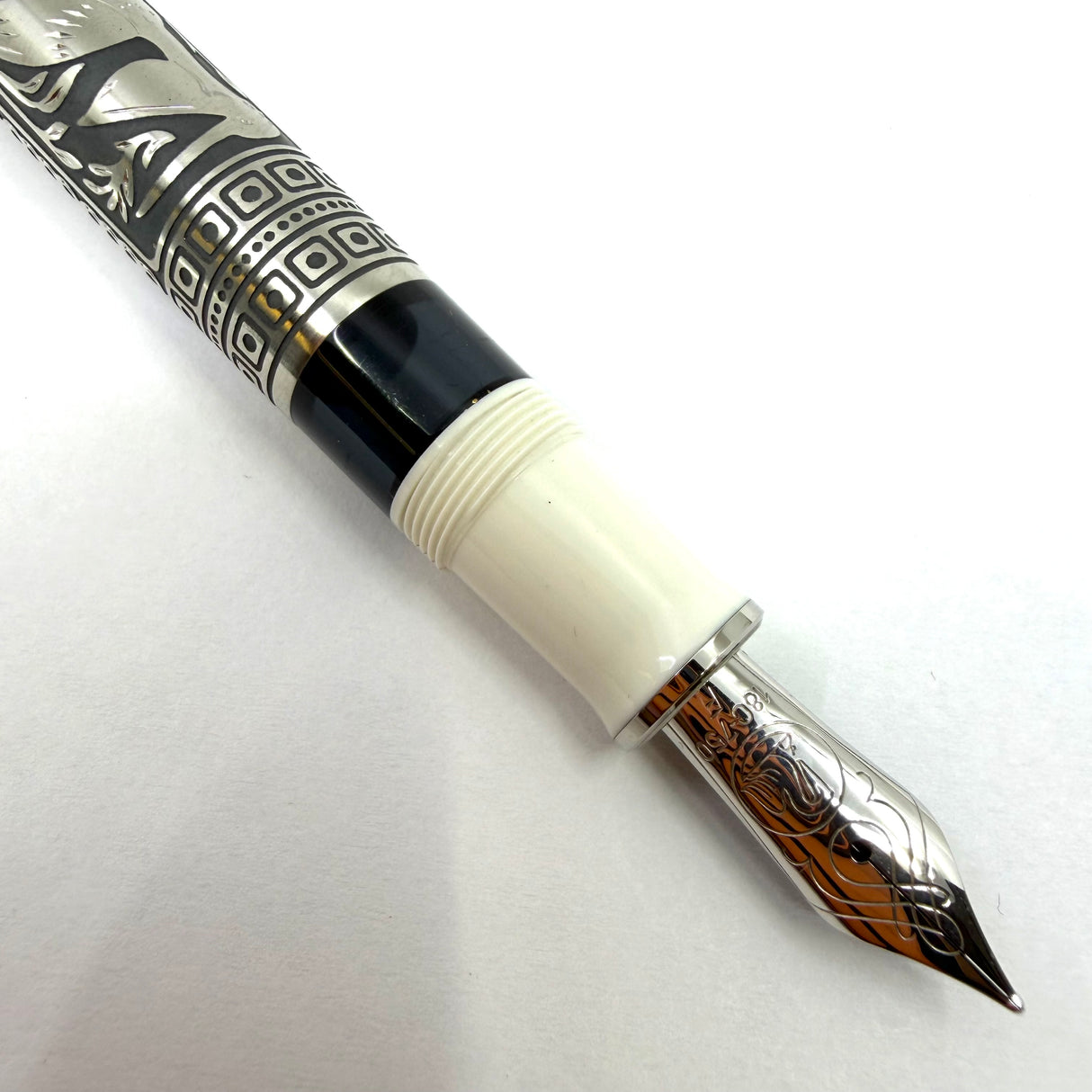 Pelikan M910 White Toledo  Fountain Pen - Fine 18kt Gold Nib