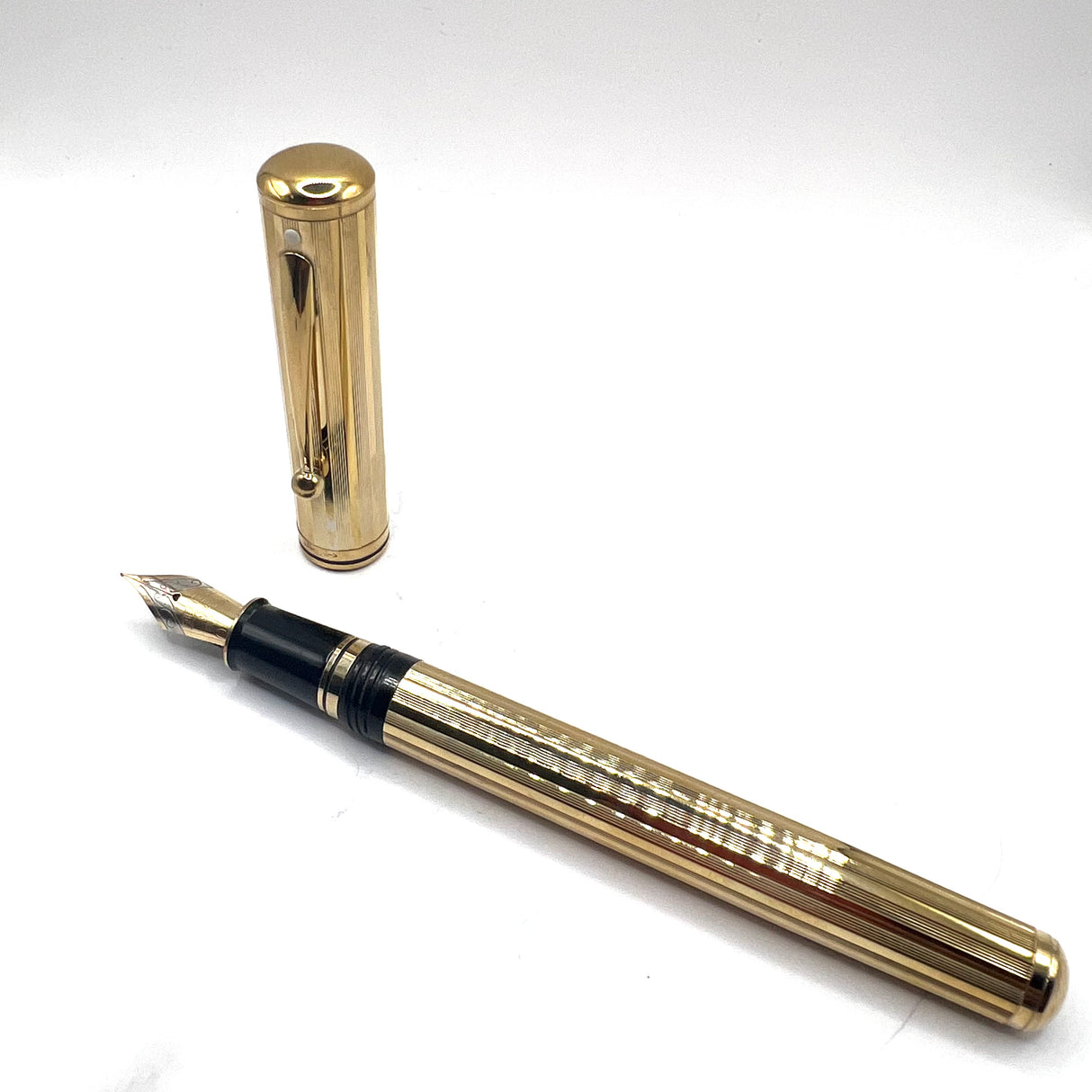Sheaffer Grand Connaisseur Gold-Plated Vertical Line Pattern  Fountain Pen - Fine Two-Tone 18kt Gold Nib