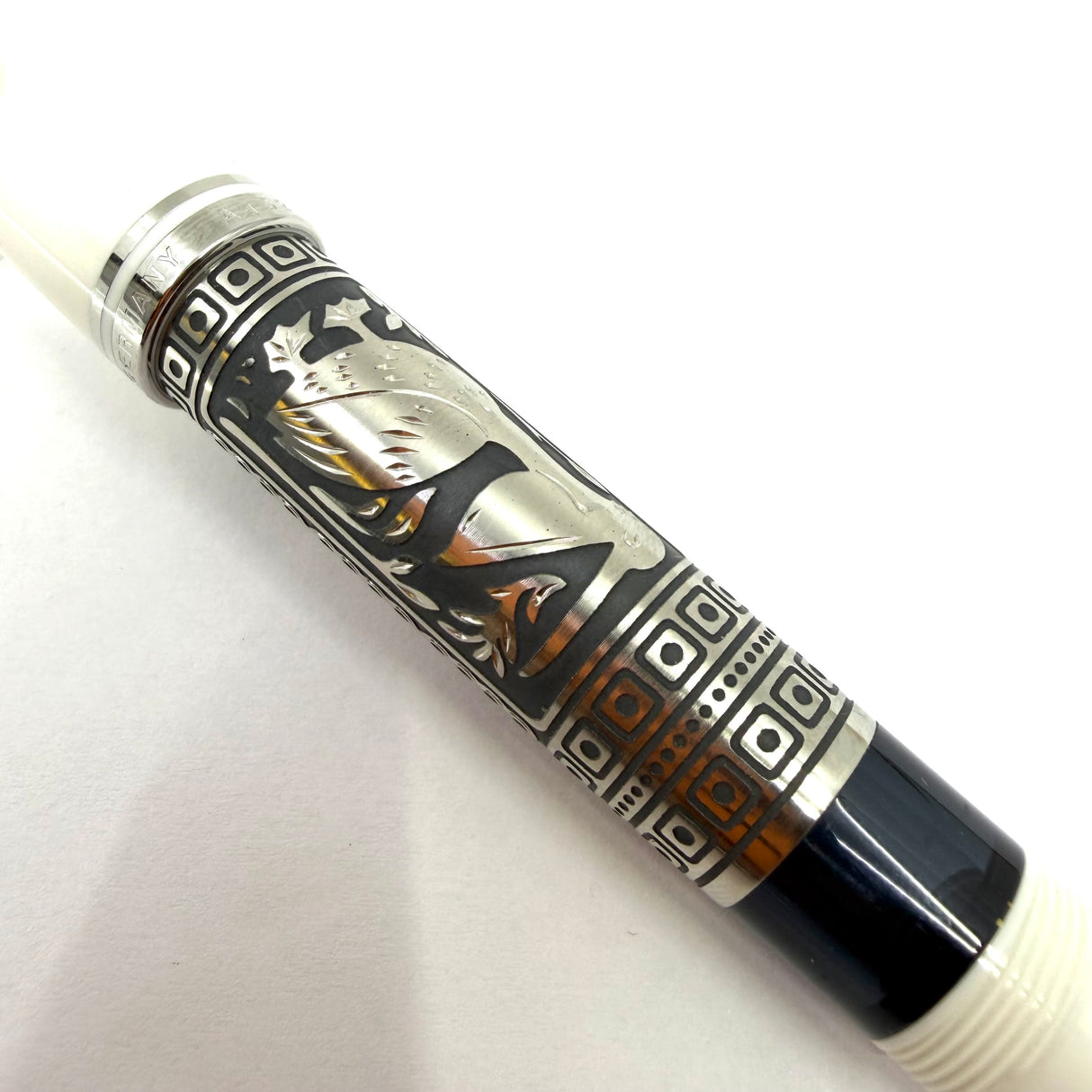 Pelikan M910 White Toledo  Fountain Pen - Fine 18kt Gold Nib