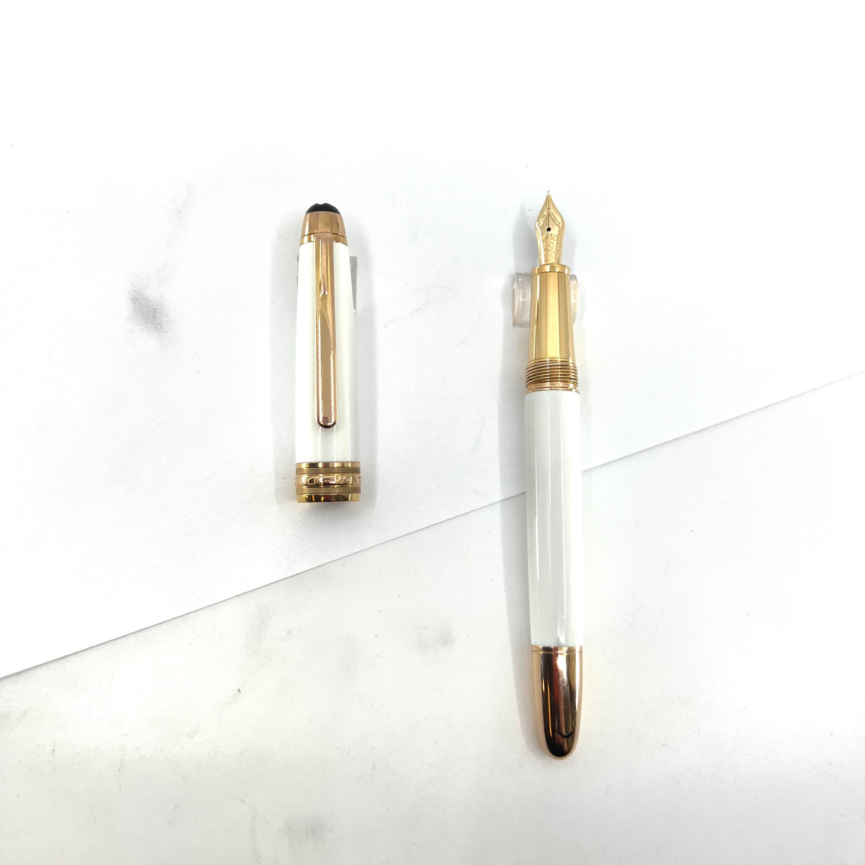 Montblanc Meisterstuck White Solitaire #145 Classique Fountain  Pen - Fine 18kt Gold Nib